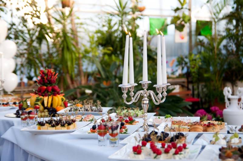 Le traiteur la Tapenade vous propose un menu complet de l'apéritif au dessert, qui saura charmer vos invités